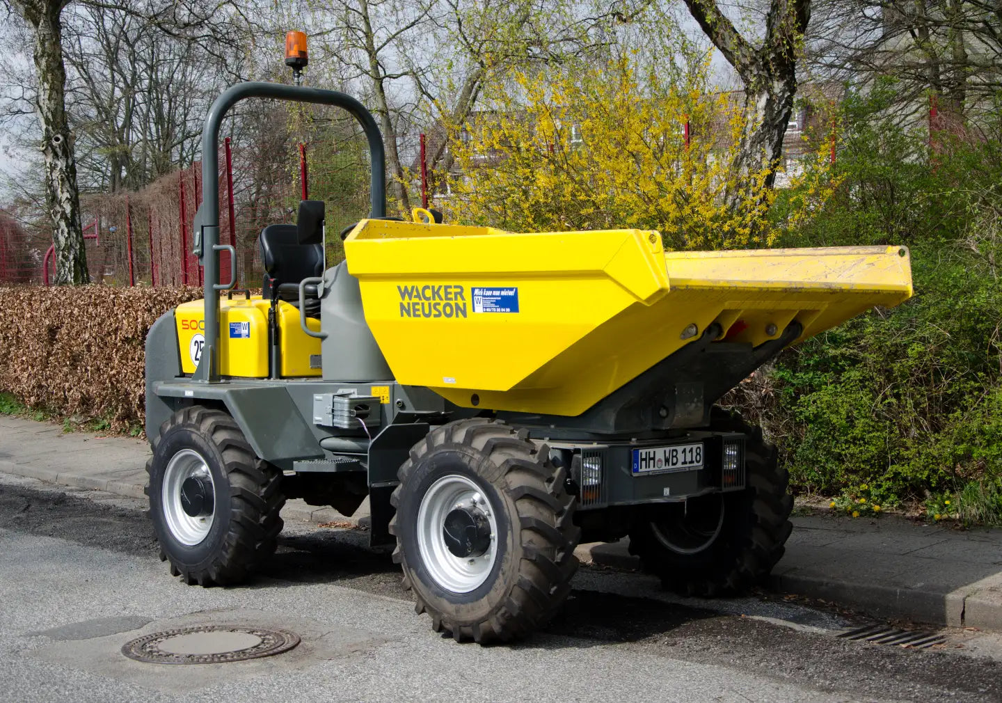Un dumper amarillo Wacker Neuson 5001s aparcado en una calle