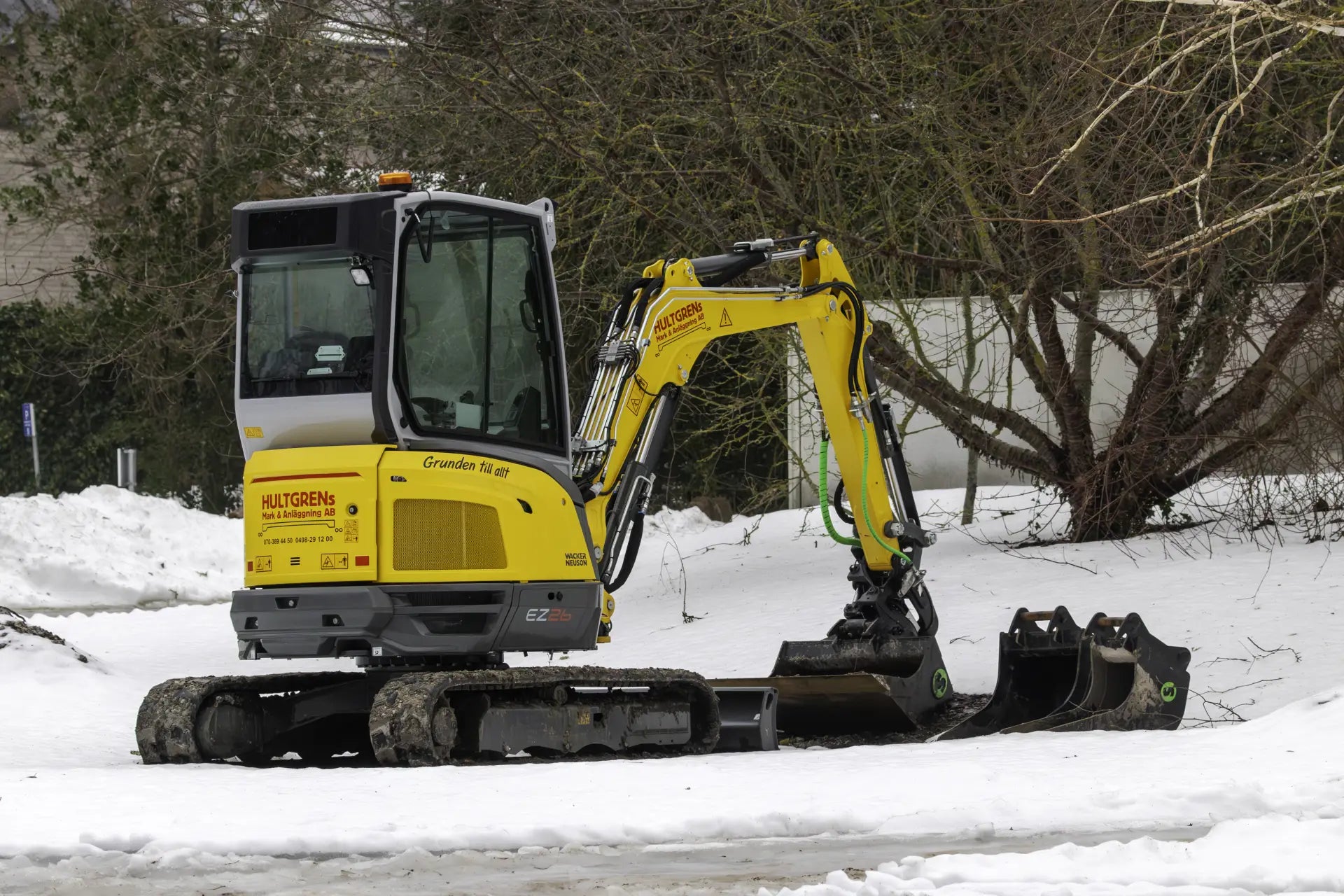 Una miniexcavadora Wacker Neuson EZ26 en una obra nevada